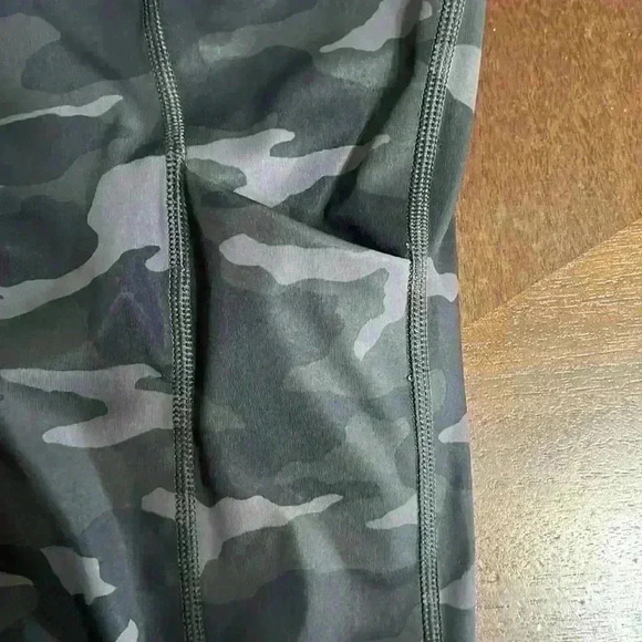 Athleta Ultimate Stash Pocket Camo 7" Short - Picture 6 of 7